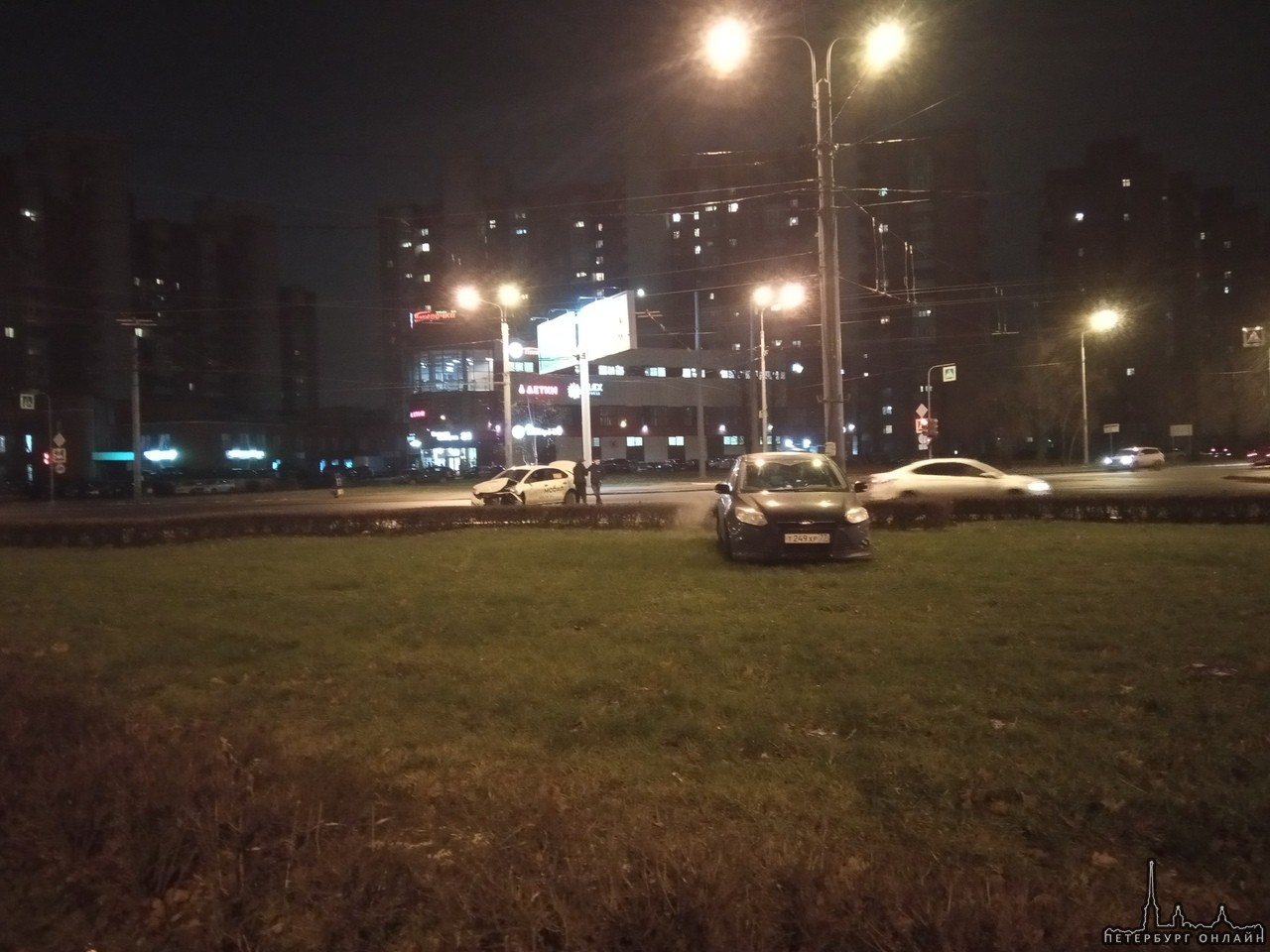 На пересечении Маршала Жукова и Ветеранов в результате столкновения автомобиля такси и Форда, второй...