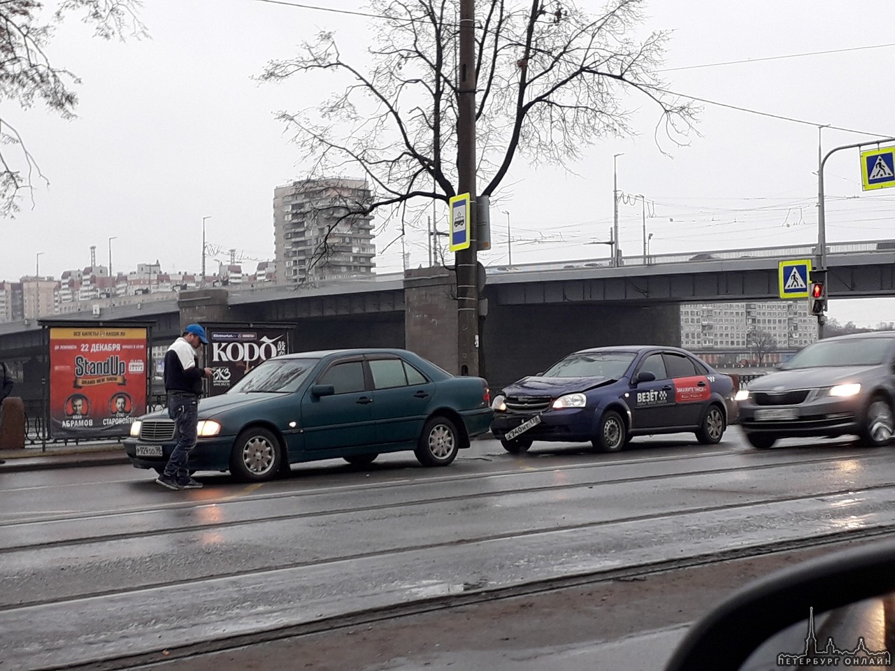 Таксист привез в Mercedes у Володарского моста на проспекте Обуховской Обороны