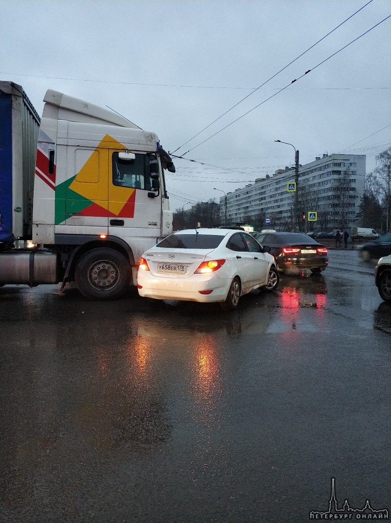 На проспекте Луначарского фура не поделила дорогу с легковушкой. Проезду не мешают.