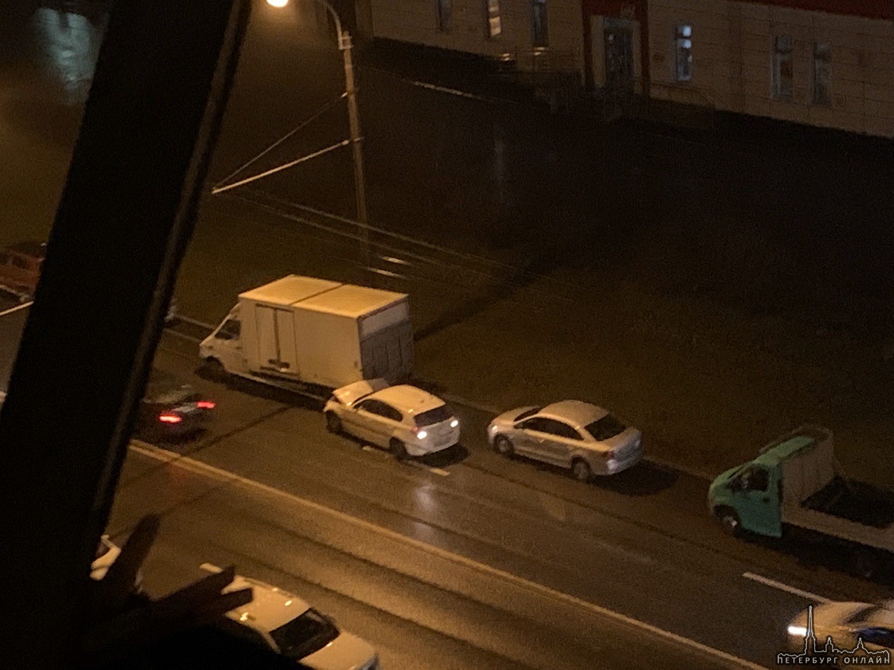 На Будапештской БМВ ушла в припаркованный грузовой микроавтобус. Водитель сбежал.