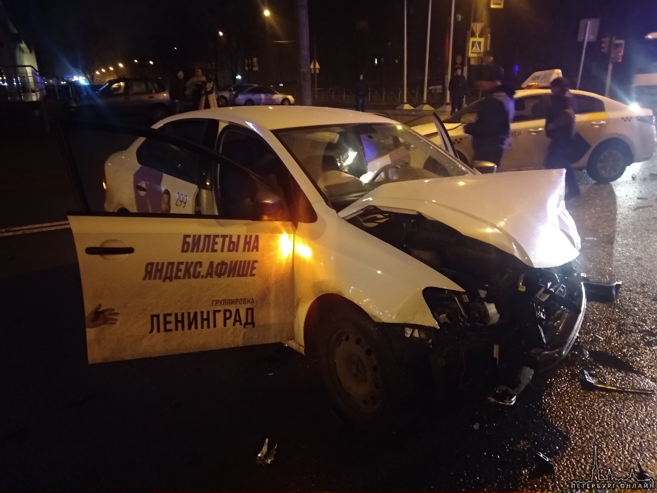 Авария на Кантемировской 37. 2 такси и Mercedes, последний пострадал меньше всех, а не виновный такс...