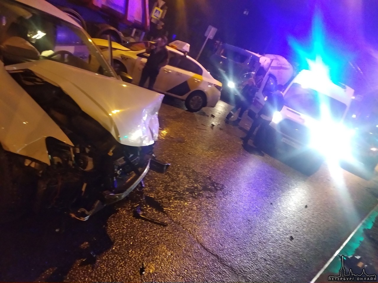 Авария на Кантемировской 37. 2 такси и Mercedes, последний пострадал меньше всех, а не виновный такс...