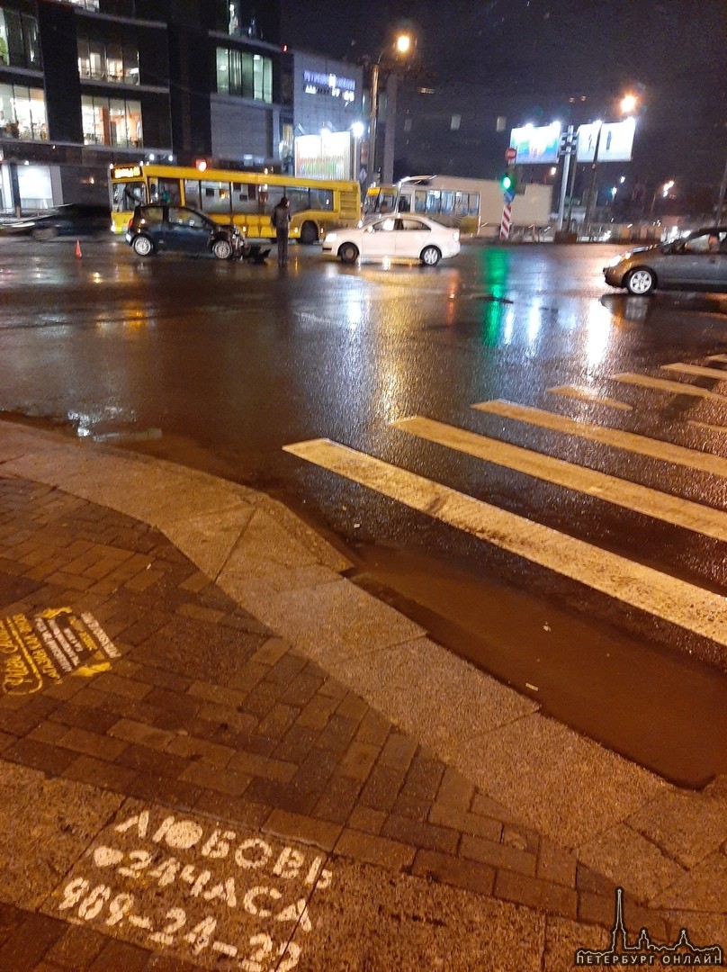 На Заневском проспекте с поворотом на Гранитную улицу лоб в лоб столкнулись 2 машины в 19:45. Стук б...