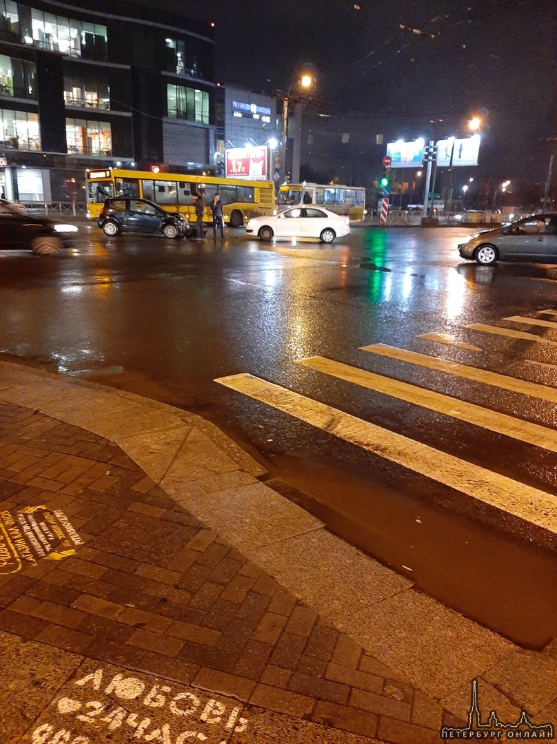 На Заневском проспекте с поворотом на Гранитную улицу лоб в лоб столкнулись 2 машины в 19:45. Стук б...