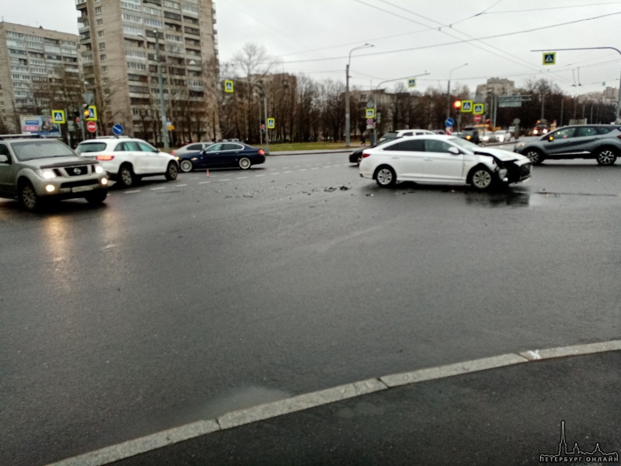 Два автомобиля столкнулись на перекрестке Орджоникидзе и Космонавтов.