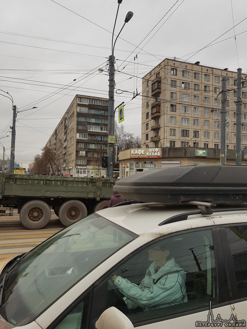 На перекрестке улицы Дыбенко и проспекта Большевиков не работает светофор. Копится пробка. Если к ве...