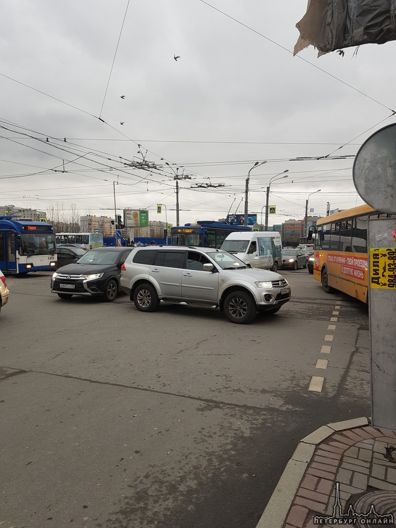 На перекрестке улицы Дыбенко и проспекта Большевиков не работает светофор. Копится пробка. Если к ве...