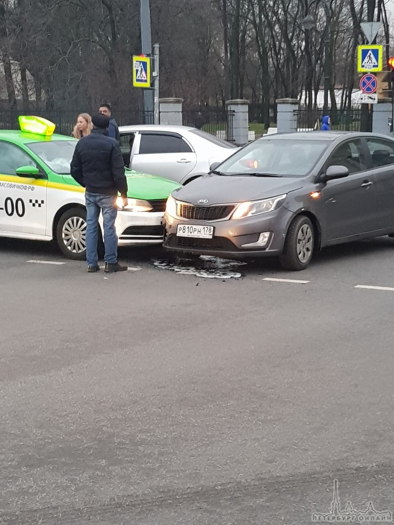 Девушка на Киа не разъехалась с такси на перекрестке Гагарина и Кузнецовской улицы