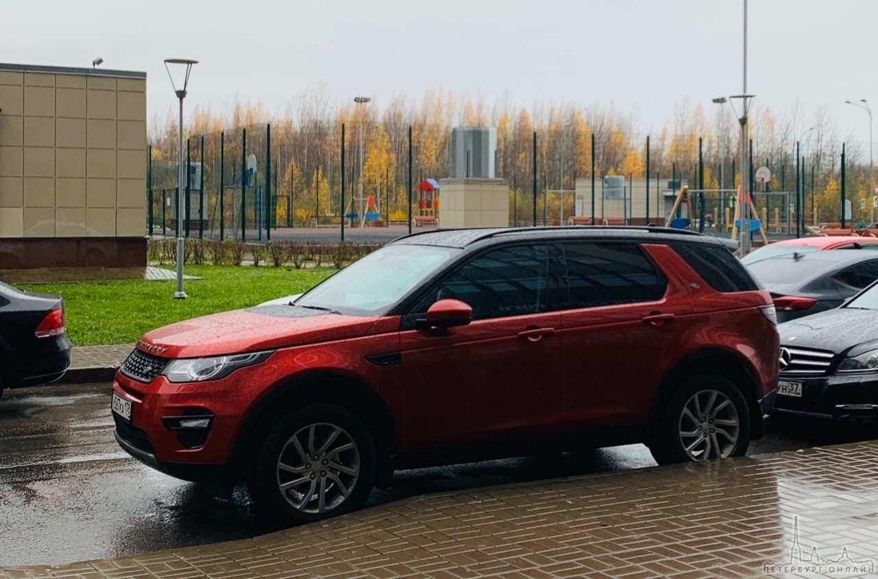 10 ноября в 5:25 с улицы Адмирала Черокова 18к2 был угнан автомобиль Land Rover Discovery Sport крас...