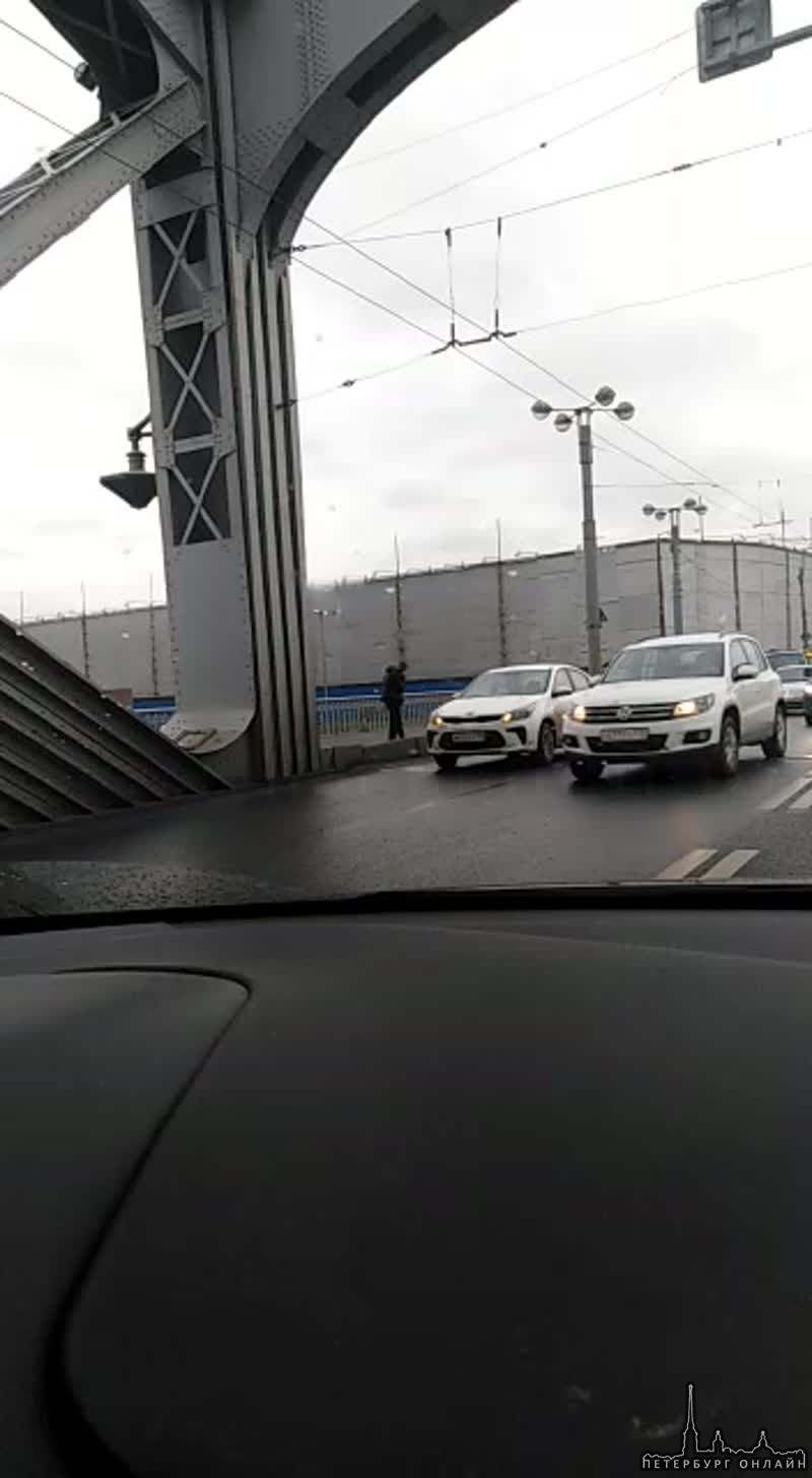 Знатный пробец перед заездом на Большеохтинский мост со стороны Охты, из за ДТП из трех машин. Стоит...