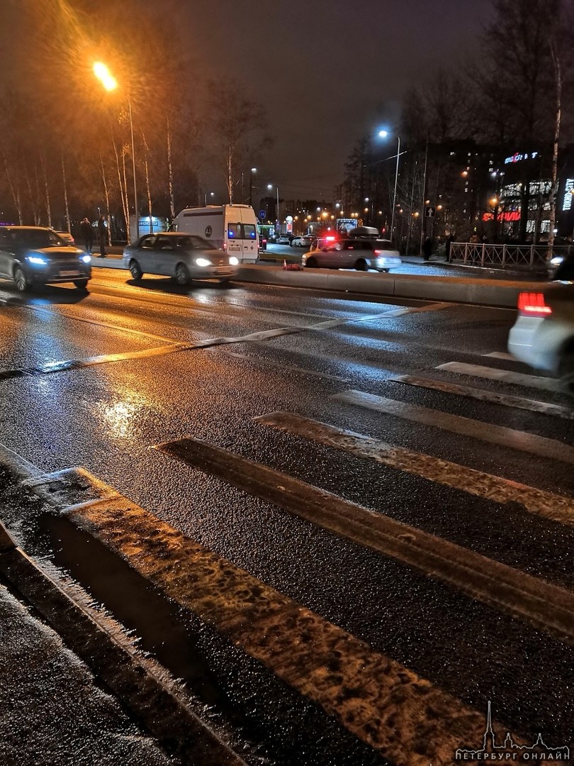 На приморском шоссе, на переходе к трк Меркурий, снова не работает светофор. Сбили человека. Скорая ...