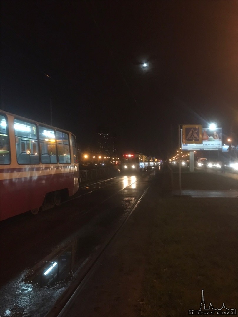 На пересечении ул. Доблести и Петергофского шоссе трамвай пошёл на таран КамАЗа.