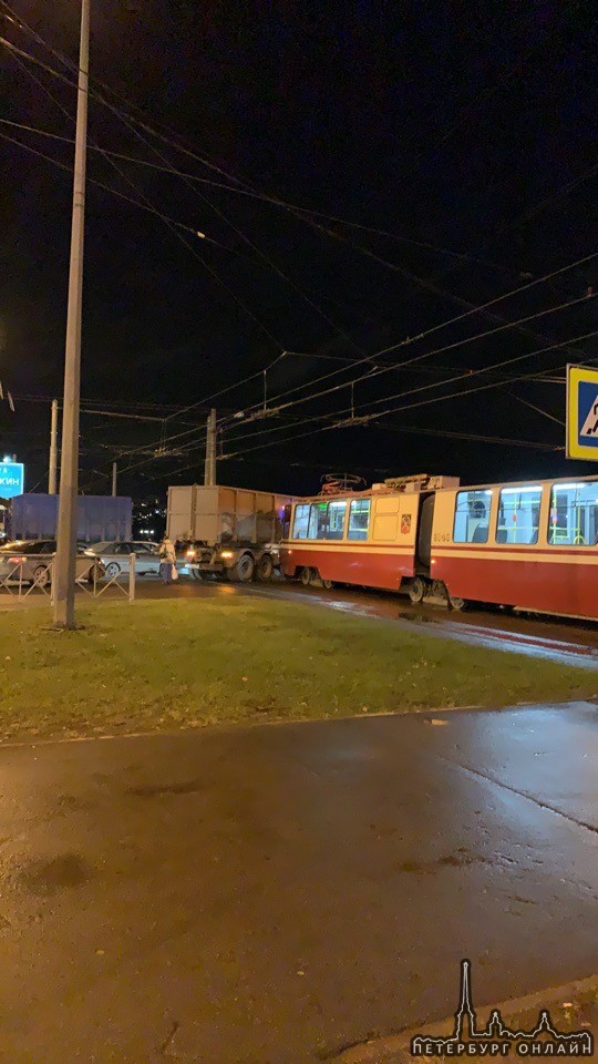 На пересечении ул. Доблести и Петергофского шоссе трамвай пошёл на таран КамАЗа.