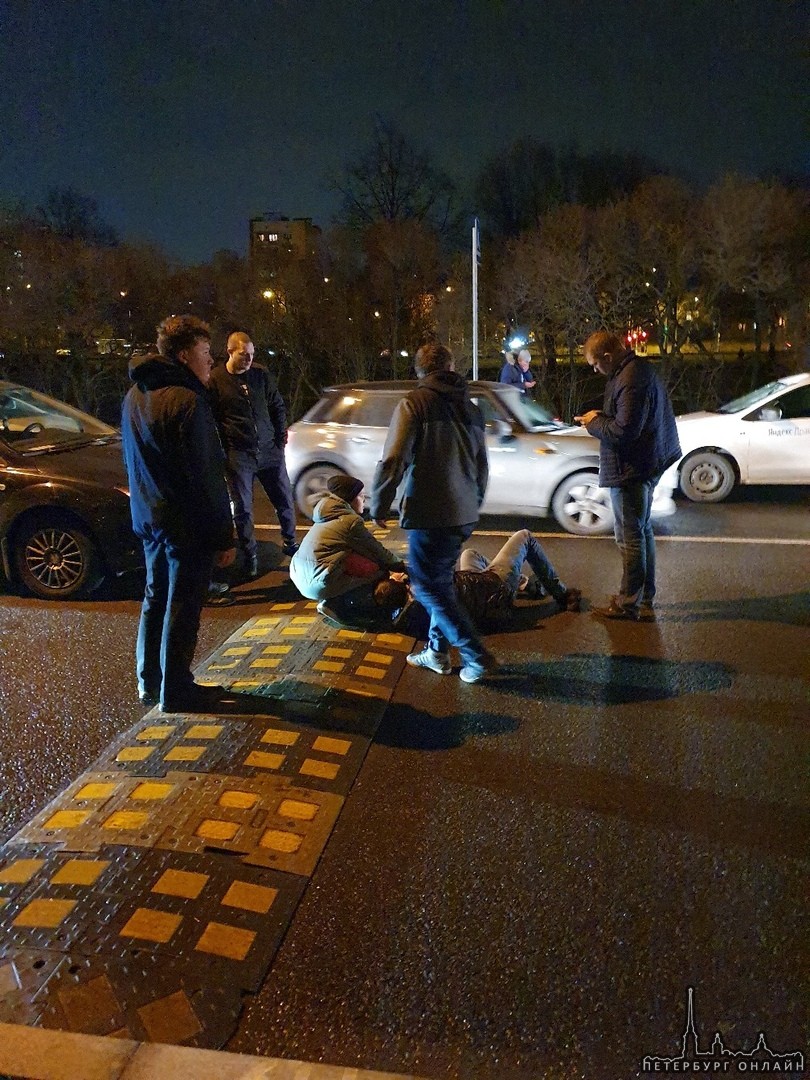 На Стачек возле континента Яндекс такси сбил папу,маленькую дочку, братика не зацепило