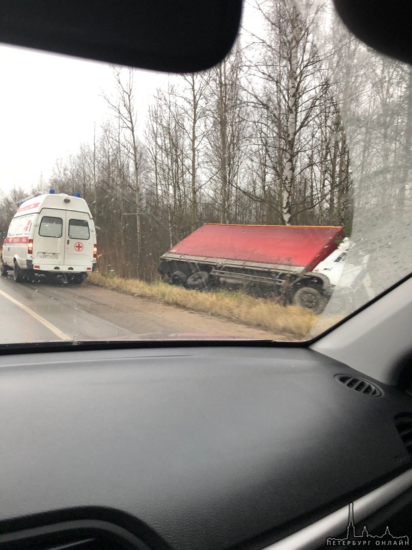 На Ленинградском шоссе по направлению из Девяткино в сторону Кузьмолово грузовик съехал в кювет.