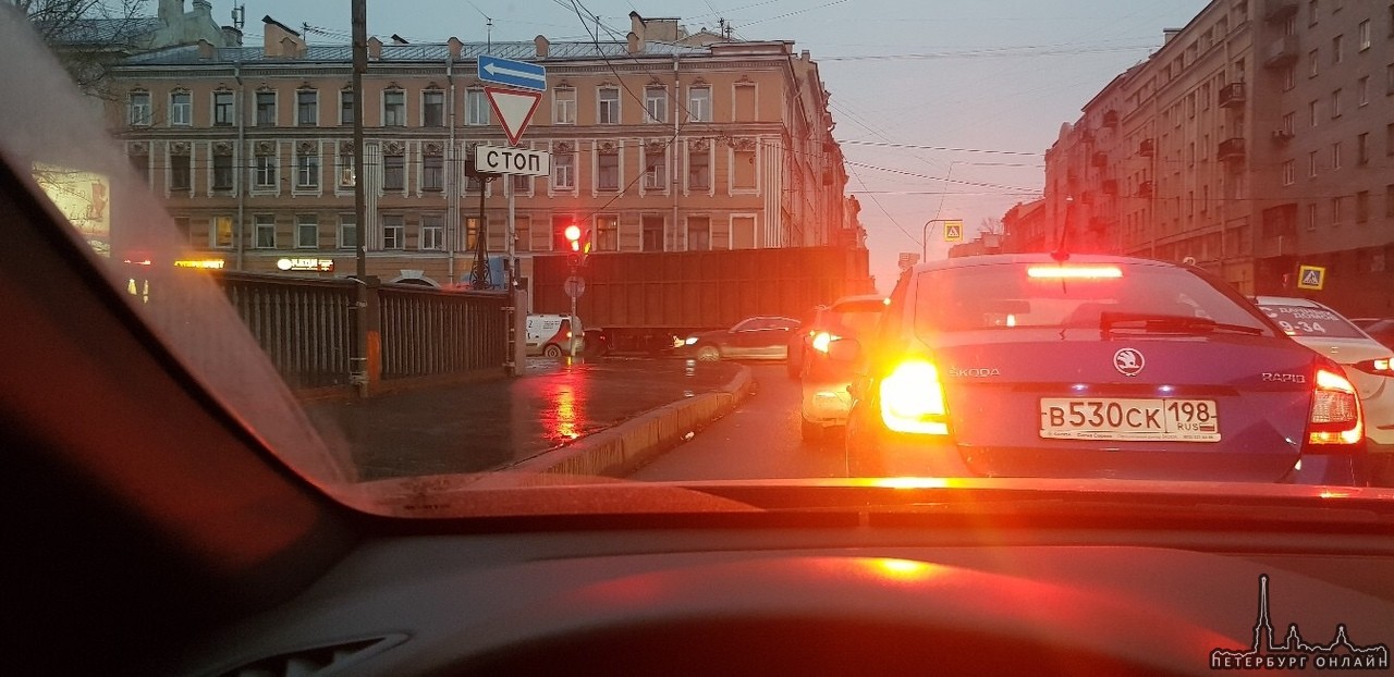 ДТП на повороте с Предтеченского моста на набережную Обводного канала, где перекресток с Тамбовской ...