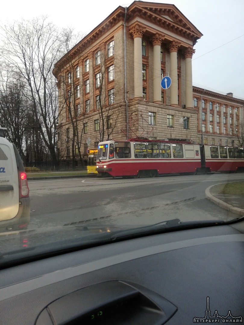Свидание двух машин на перекрестке Савушкина и Покрышева парализовало движение трамваев в обе сторон...