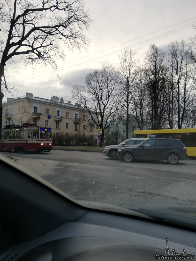 Свидание двух машин на перекрестке Савушкина и Покрышева парализовало движение трамваев в обе сторон...