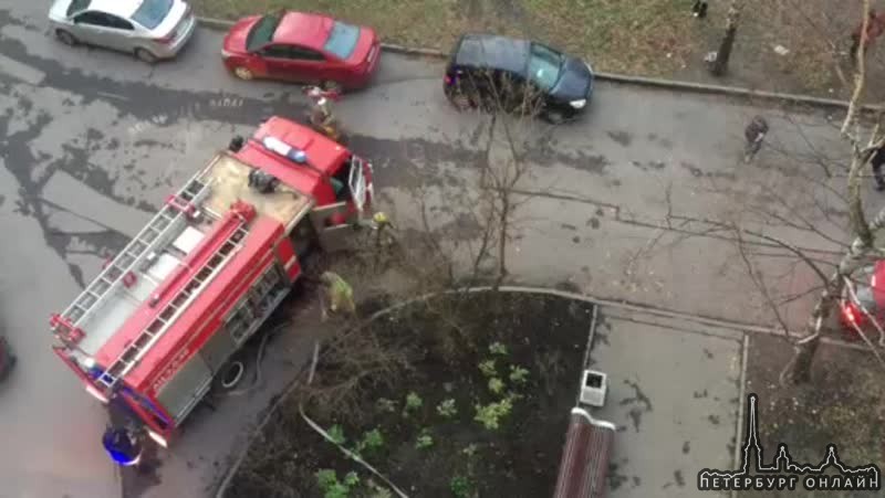 Сегодня в 16:23 по адресу Петергофское шоссе 1к1 произошло возгорание мусоропровода, приезжало 2 пож...
