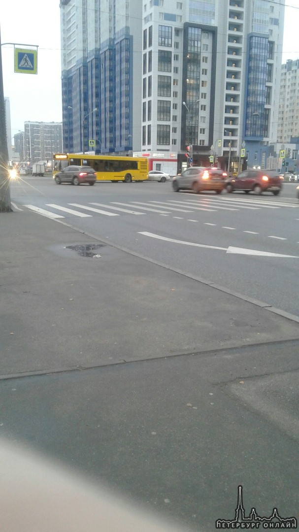 Audi приехал в зад поворачивающего налево с Богатырского на Яхтенную автобуса. Проезду по Богатырско...