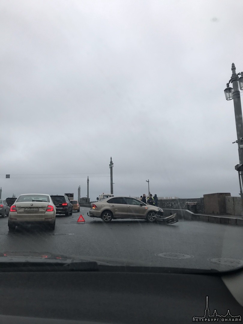 Две машины перекрыты две полосы на Благовещенском мосту в сторону Васильевского острова