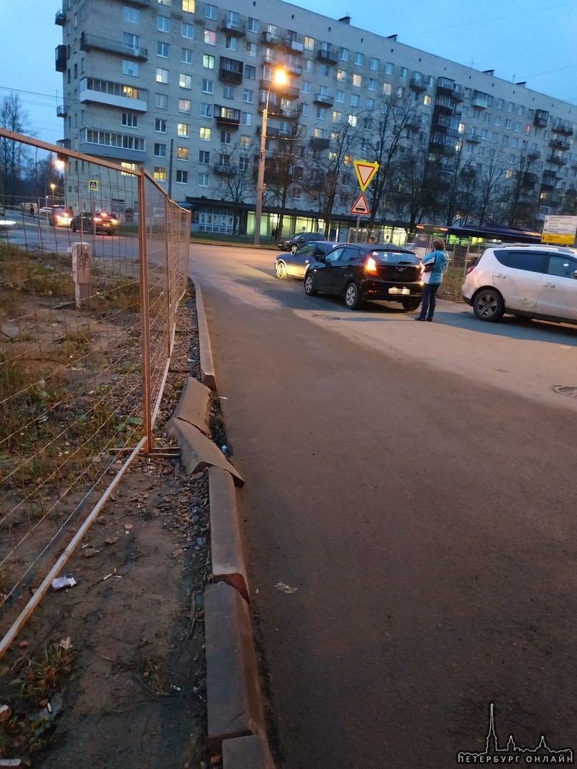 Небольшая авария на пересечении 2-й Комсомольской и проспекта Ветеранов. Никто не пострадал, проезду...