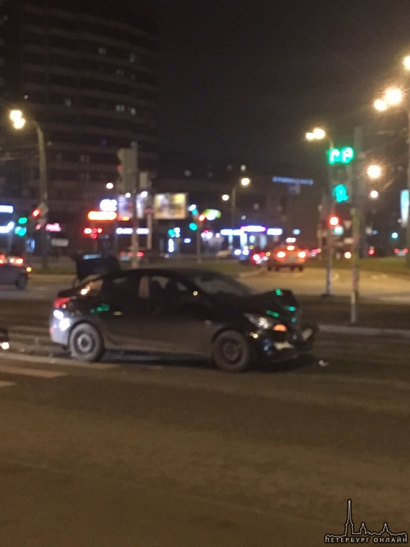 На перекрестке Славы и Бухаресткой, яндекс такси и что-то корейское не поделили дорогу.