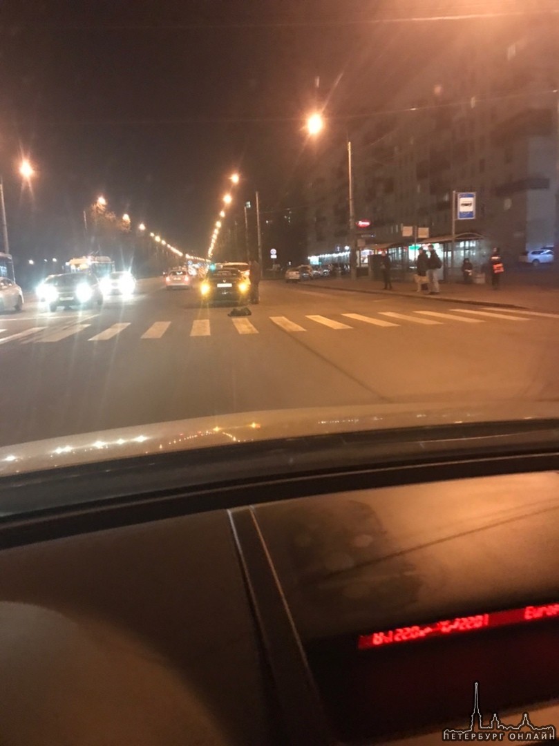 На проспекте Ветеранов, за перекрёстком с улицей Лени Голикова, Volkswagen въехал во что-то китайско...