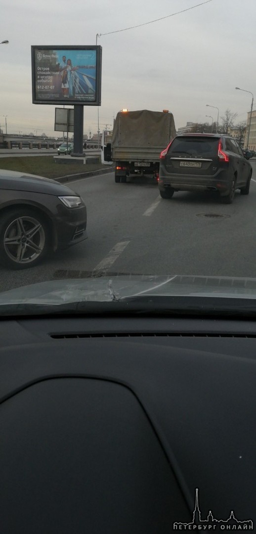 15 ноября в 14:10 на Пироговской набережной Газель вылезла под колеса Hyundai Solaris с левого ряда ...