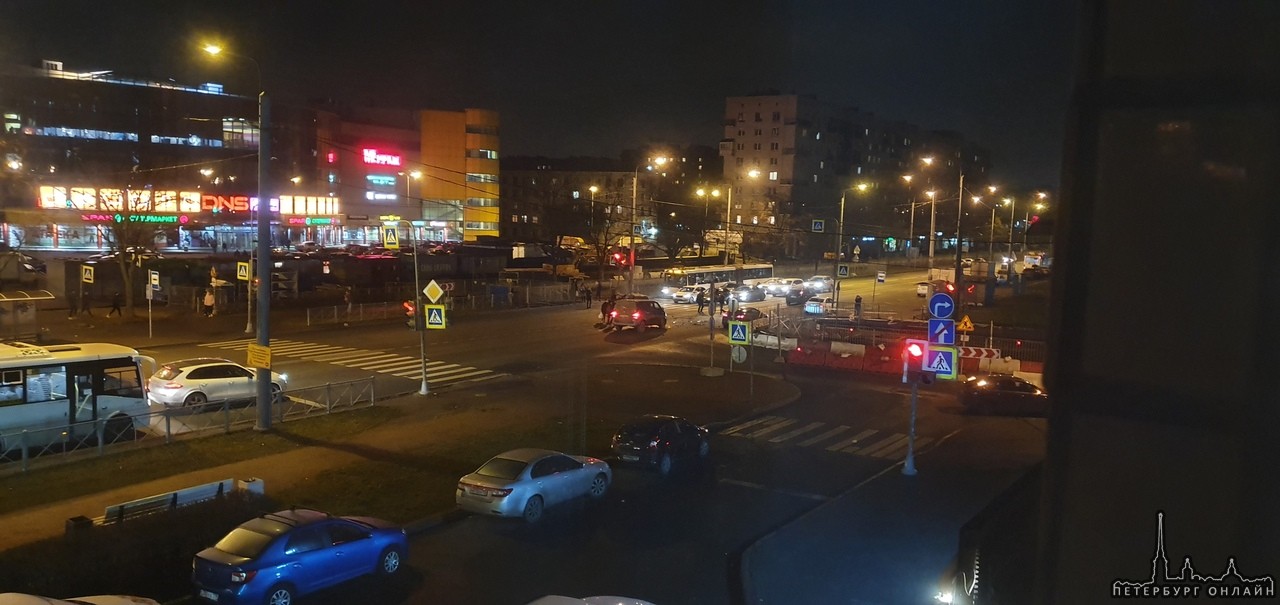 На Ветеранов и Симоняка только что два автолюбителя заняли центр перекрестка.