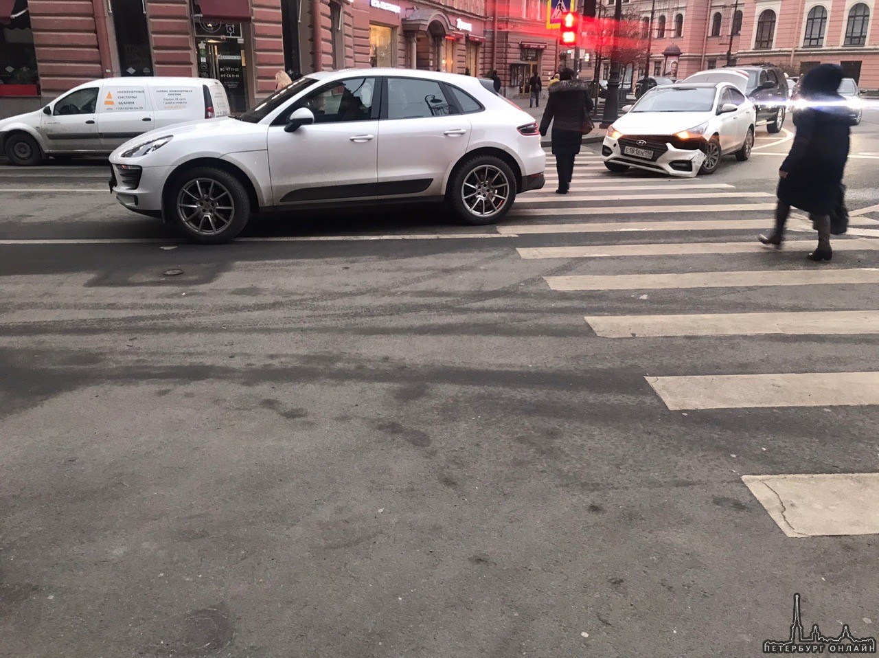 Петроградская сторона. На улице Льва Толстого не смогли разъехаться Porsche и Hyundai. Ох уж этот по...