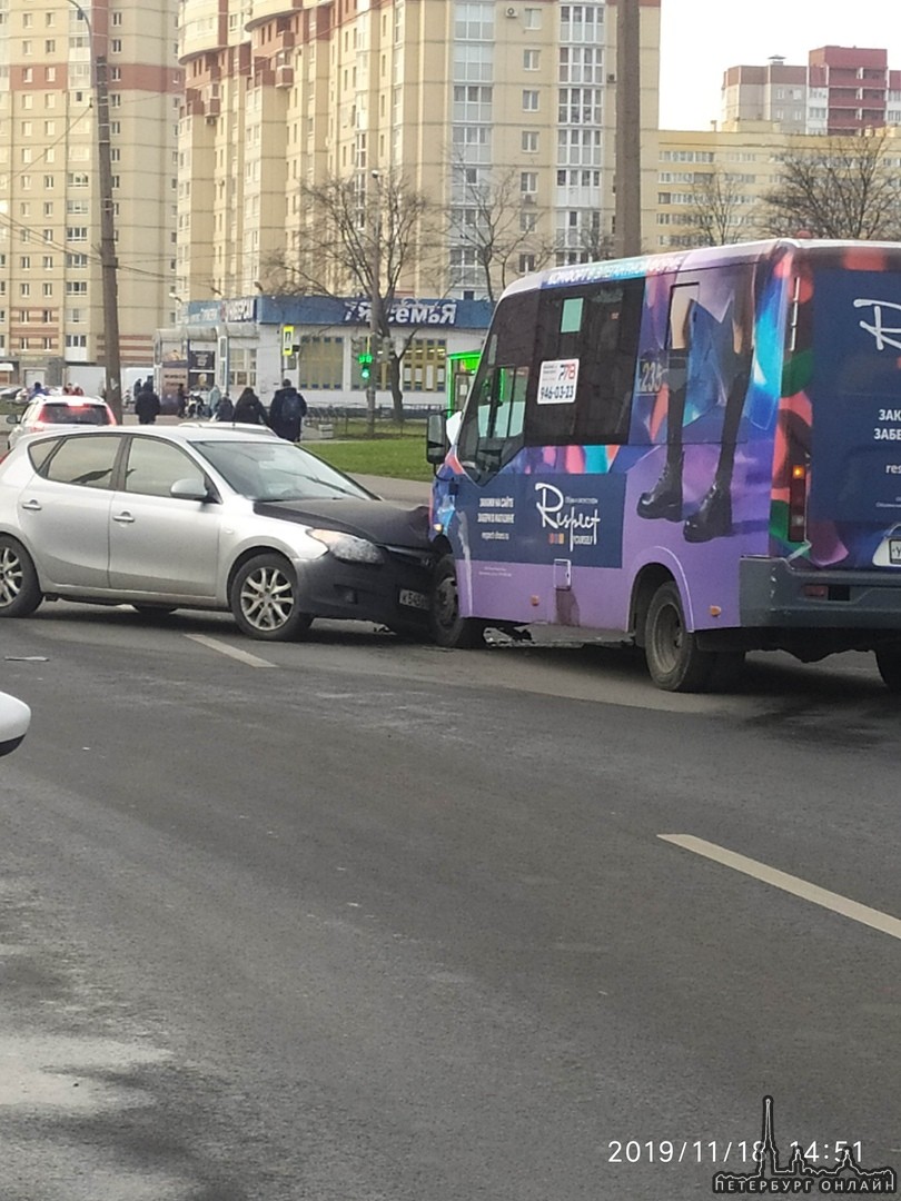 На Зорге 10, водитель Hyundai, поворачивая во двор, не заметил маршрутку. Движение затруднено.