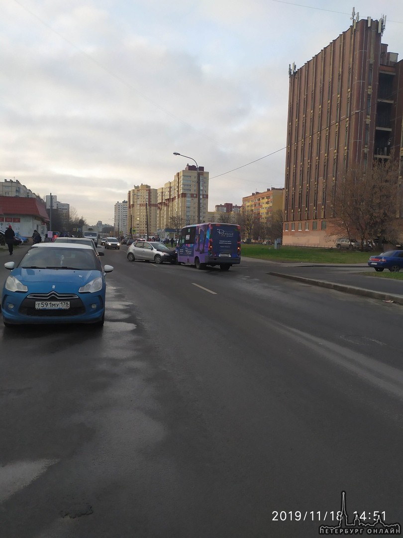 На Зорге 10, водитель Hyundai, поворачивая во двор, не заметил маршрутку. Движение затруднено.