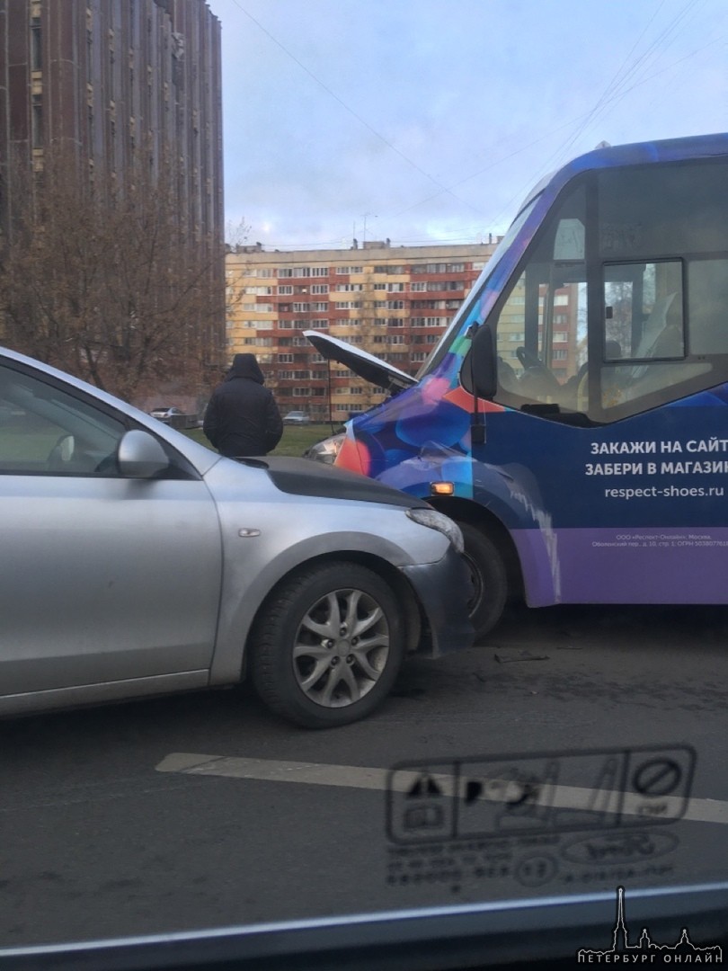 На Зорге 10, водитель Hyundai, поворачивая во двор, не заметил маршрутку. Движение затруднено.