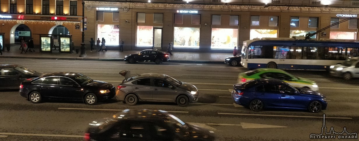 Мощный удар Audi сотряс зад Соляриса, а он вошел в зад новой BMW.... Такой вот вечер у парней напрот...