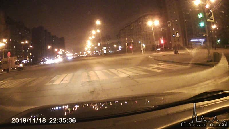 ДТП на пересечении Богатырского и Стародеревенской. Каршеринг Renault поворачивал налево не пропустив в...