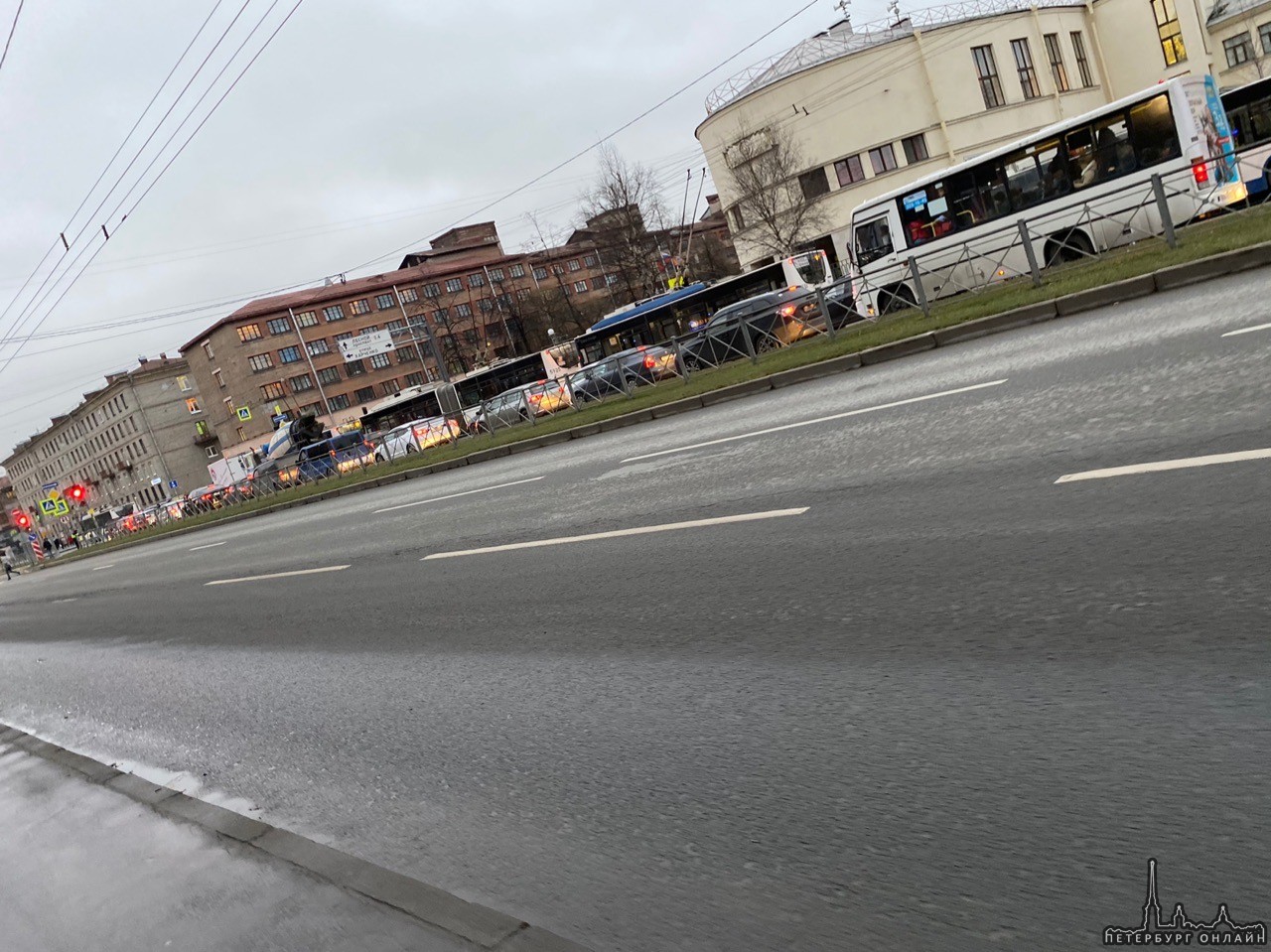 Не стоит ехать на троллейбусах в сторону метро Лесная, так как из-за аварии, где пересечение с Харче...