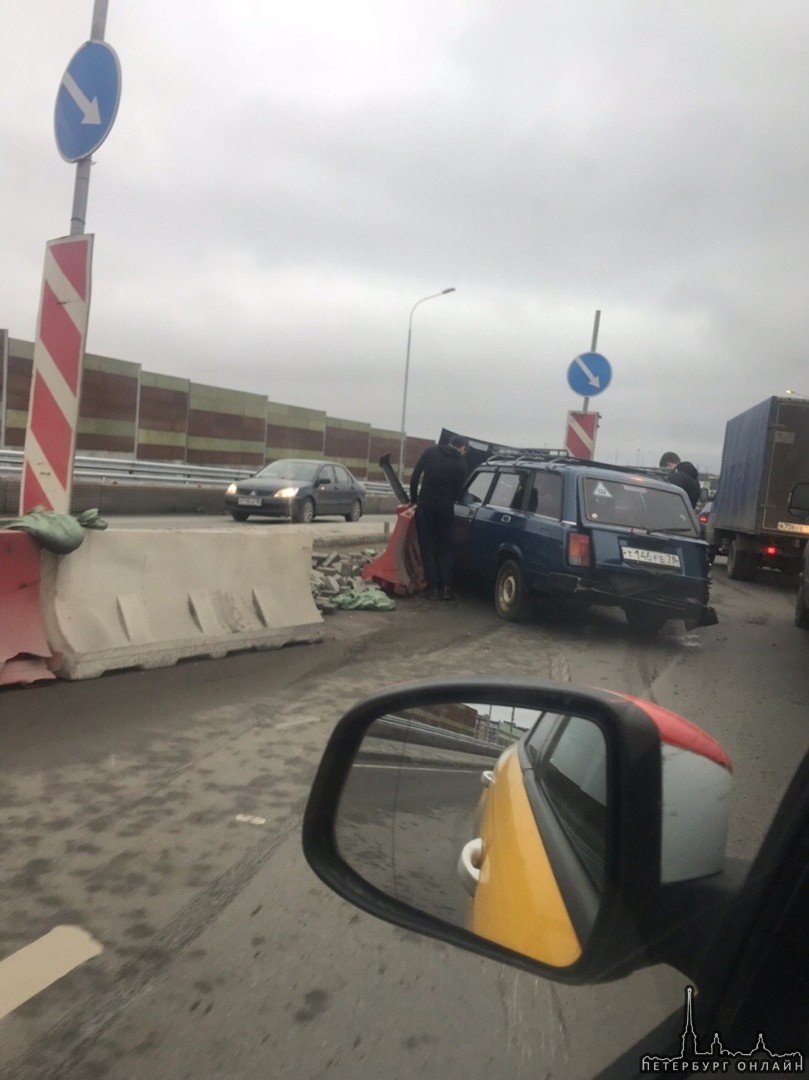 Фура отправила ВАЗ в барьер на Колпинском шоссе перед Московским шоссе. На мосту будет хорошая пробк...