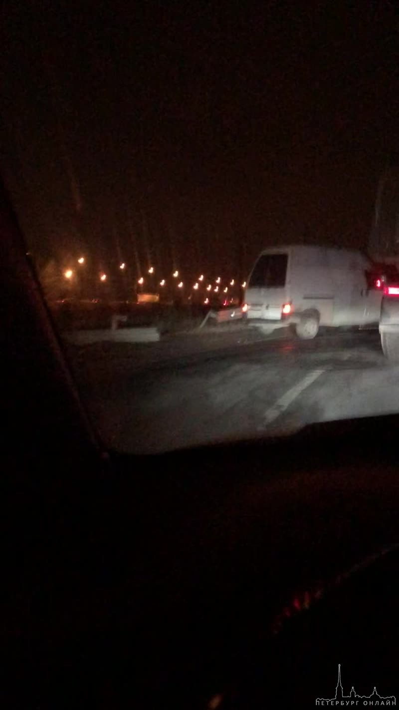 Авария на Ленсоветовской дороге между микроавтобусом и кроссовером.