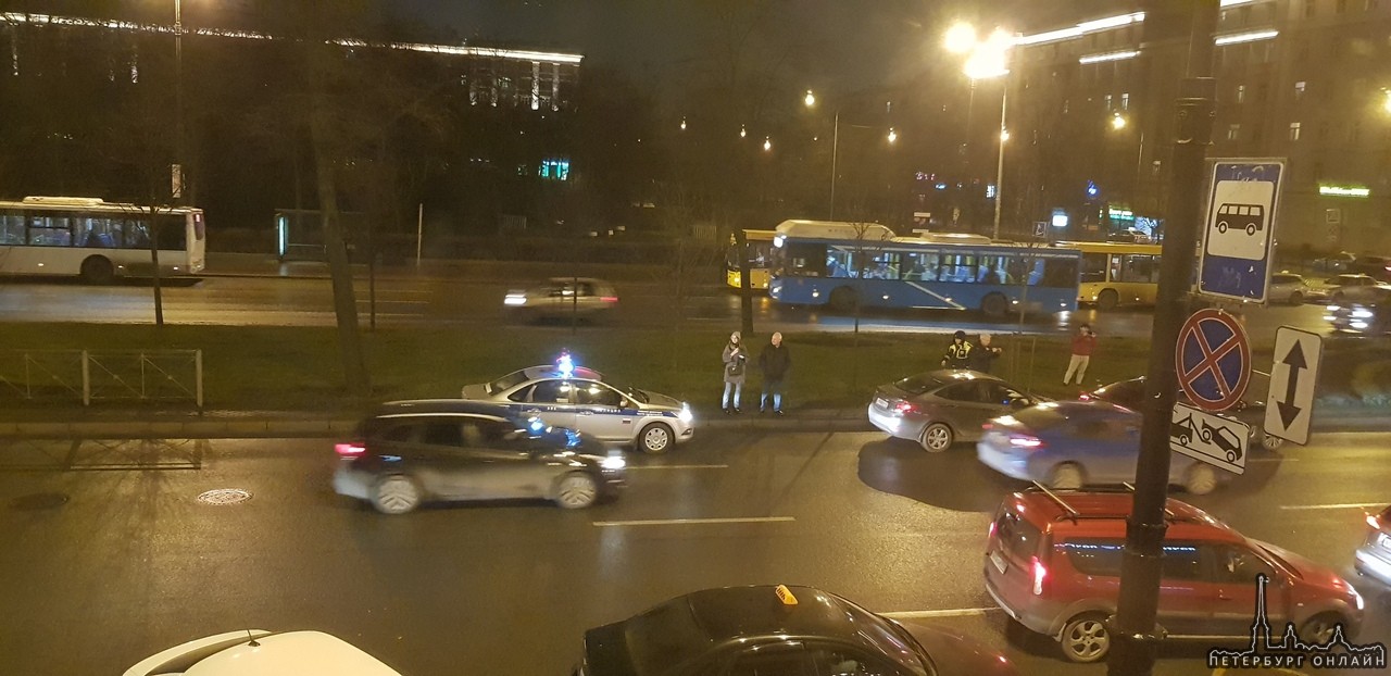 В 22:18, на Московском проспекте врезался Hyundai Solaris, который вез двух пассажиров и второй автом...