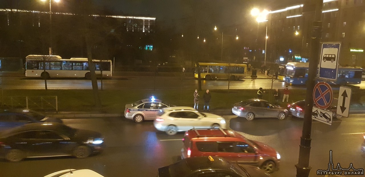 В 22:18, на Московском проспекте врезался Hyundai Solaris, который вез двух пассажиров и второй автом...