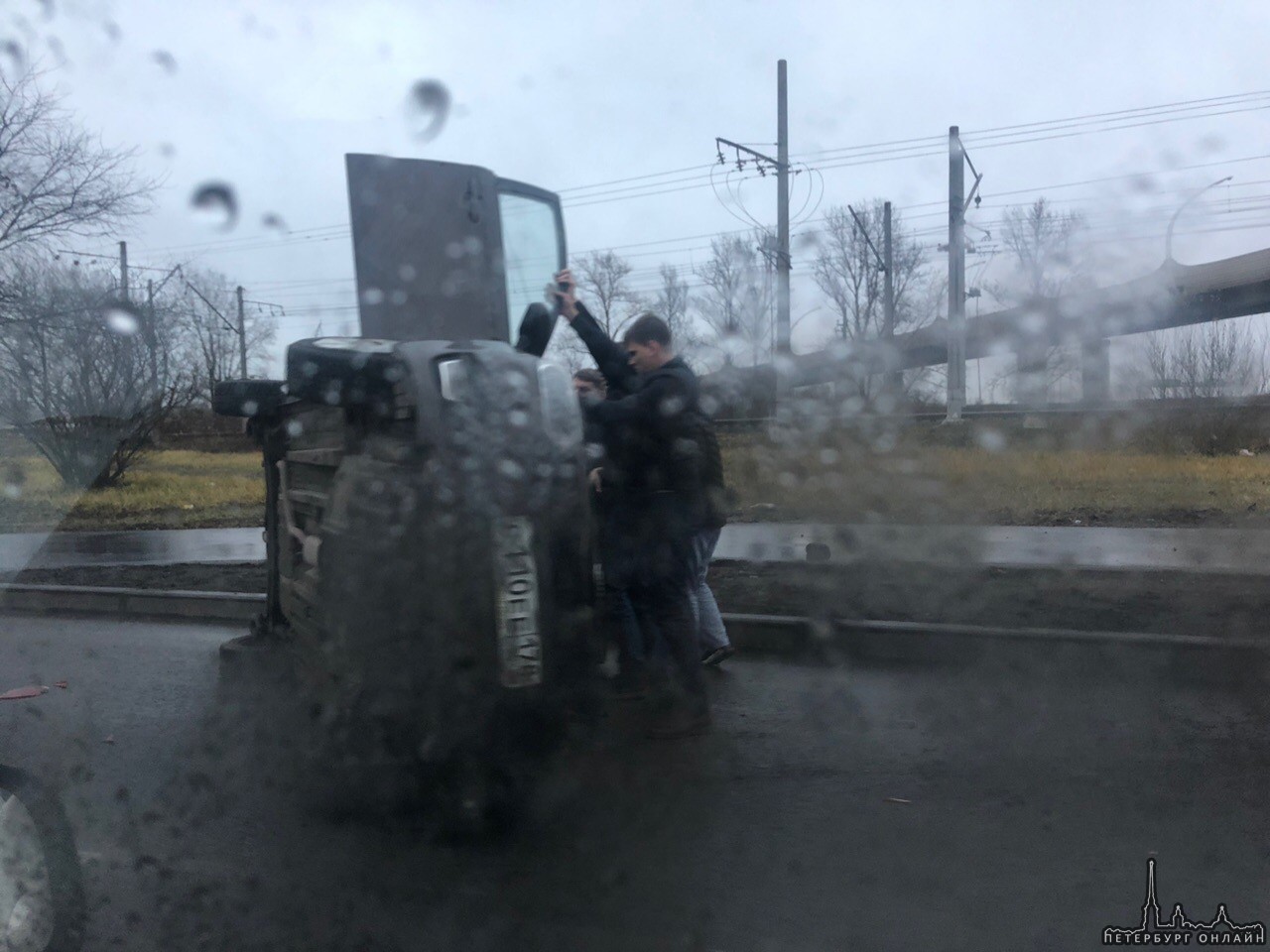 Киа Рио прилегла на проспекте Народного Ополчения, ....все живы.