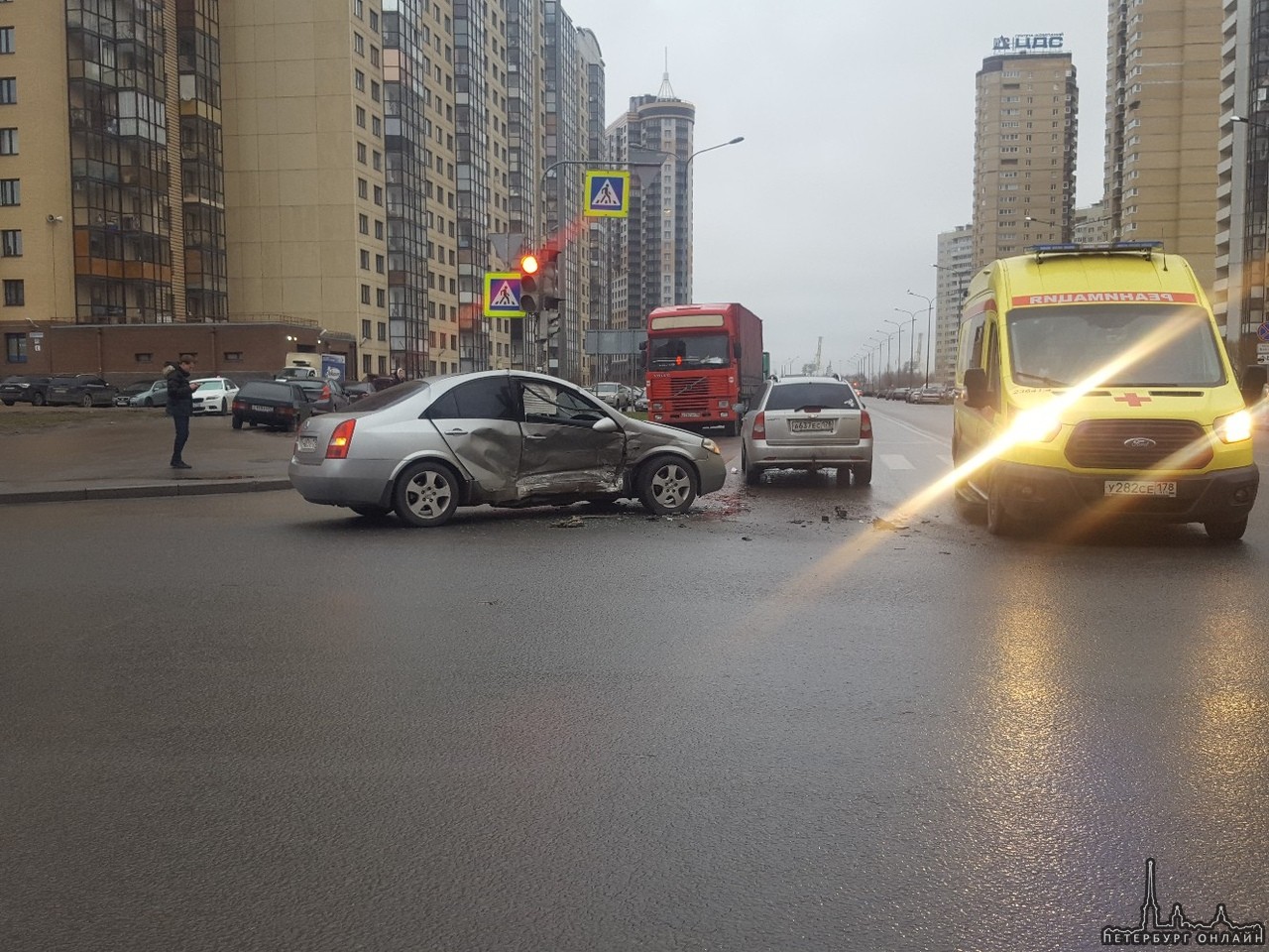 Chevrolet смял правые двери Ниссану на перекрестке Кузнецова и Ленинского