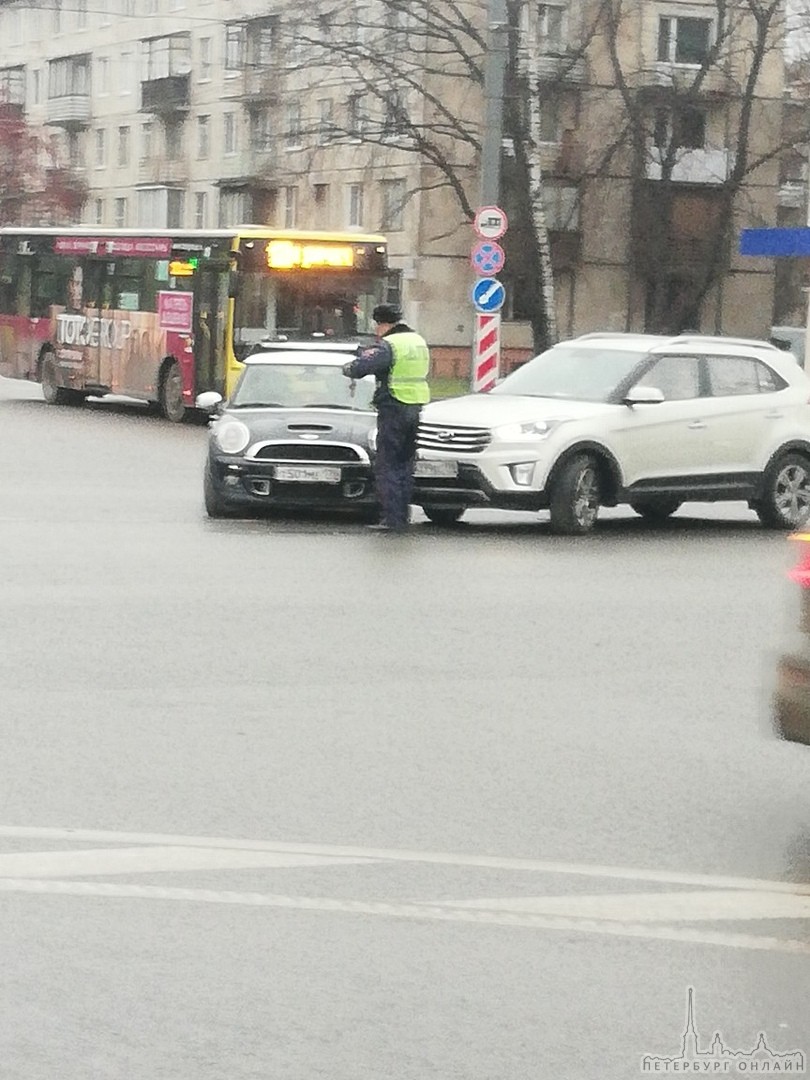 На пересечении Ланского шоссе 8 и Новороссийской улицы Мини Купер и Hyundai встретились фарами.