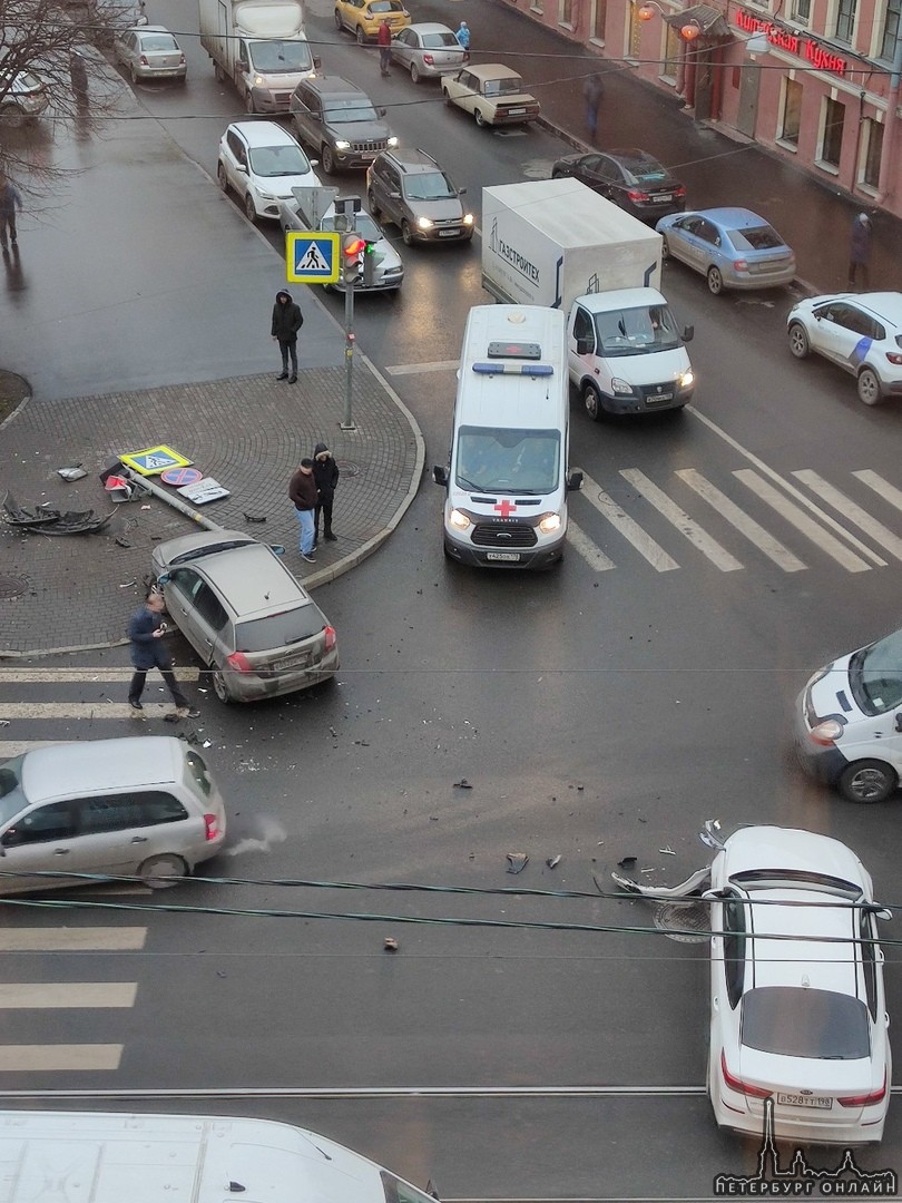 Сегодняшняя авария на Старо-Петергофском и Курляндской. Судя по расположению машин, один поворачивал...