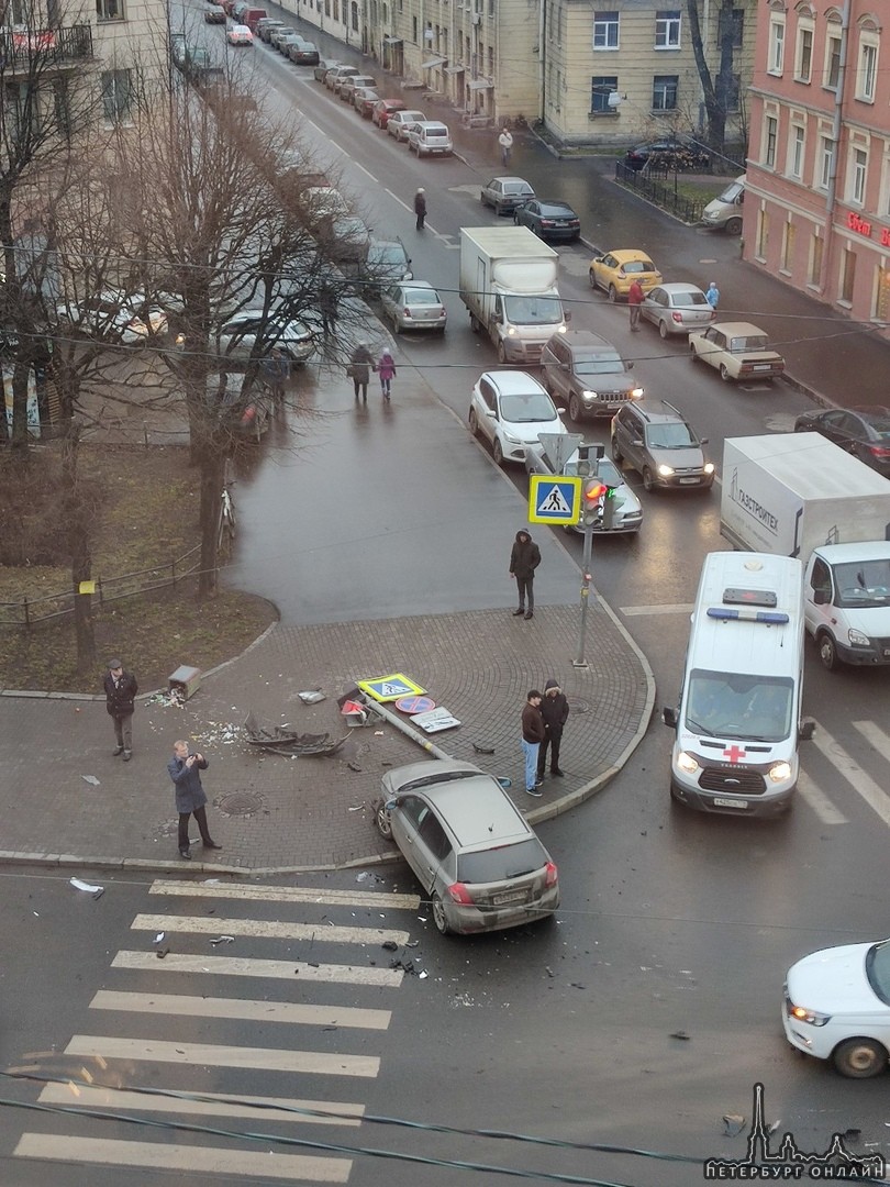 Сегодняшняя авария на Старо-Петергофском и Курляндской. Судя по расположению машин, один поворачивал...