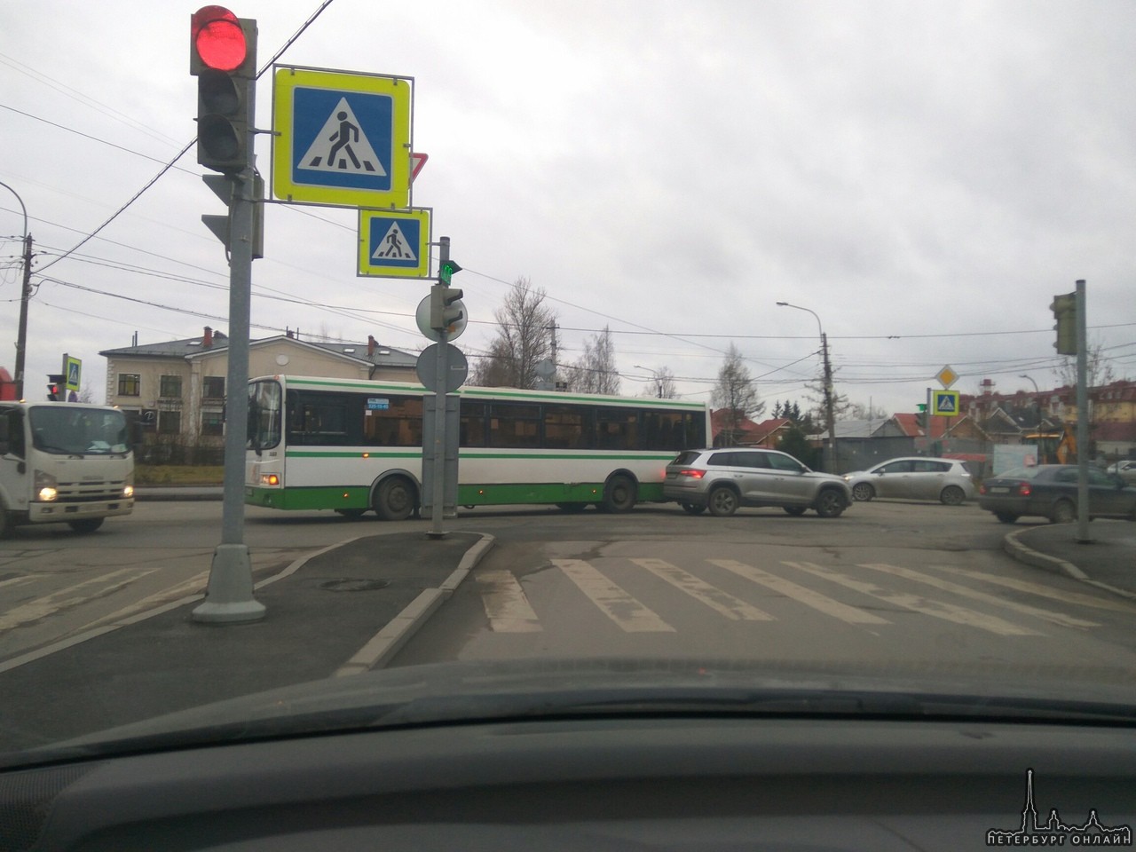 В Пушкине кодиак решил помочь автобусу повернуть с Саперной на Кадетский и подтолкнул хвост автобуса...