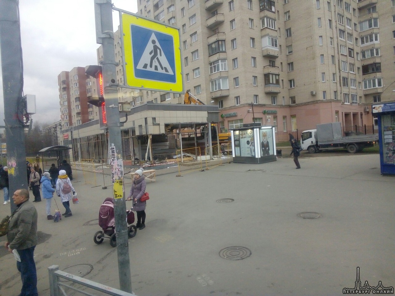 У перекрёстка Луначарского и Художников сносят торговые ларьки на тротуаре.