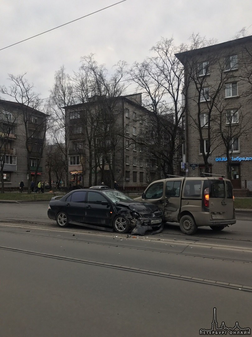 Напротив дома ул. Ленсовета 89 произошло ДТП с участием Митсубиши Лансер и Фиат Добло. Вероятнее все...