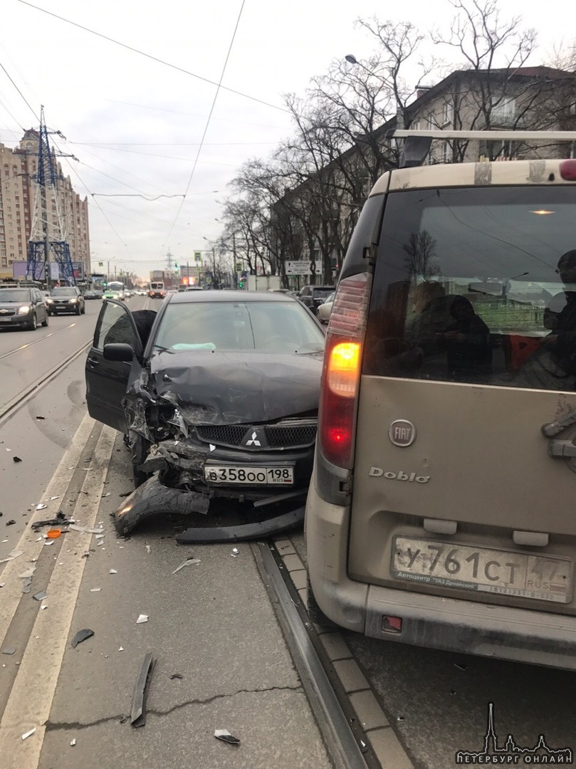 Напротив дома ул. Ленсовета 89 произошло ДТП с участием Митсубиши Лансер и Фиат Добло. Вероятнее все...